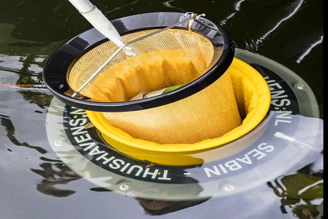 De eerste Seabin geplaatst in Marina Muidezand in Almere