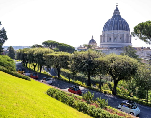 Lo Stato del Vaticano è sempre più attento all’ambiente come dimostrato anche dal recentissimo accordo con FIAT per la fornitura di una flotta di 30 microveicoli elettrici